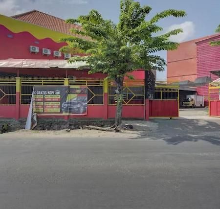 Super Oyo Capital O 3198 Sukomanunggal Inn Сурабая Экстерьер фото