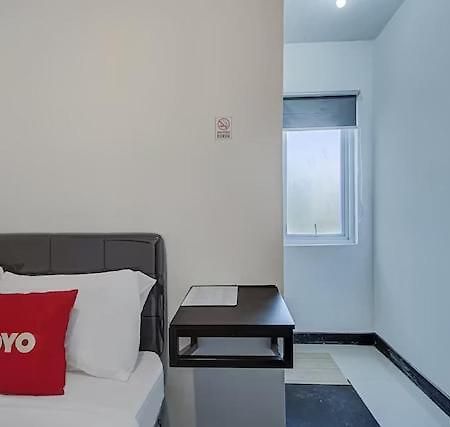 Super Oyo Capital O 3198 Sukomanunggal Inn Сурабая Экстерьер фото