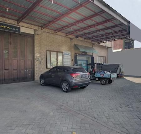 Super Oyo Capital O 3198 Sukomanunggal Inn Сурабая Экстерьер фото
