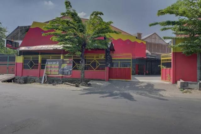 Super Oyo Capital O 3198 Sukomanunggal Inn Сурабая Экстерьер фото