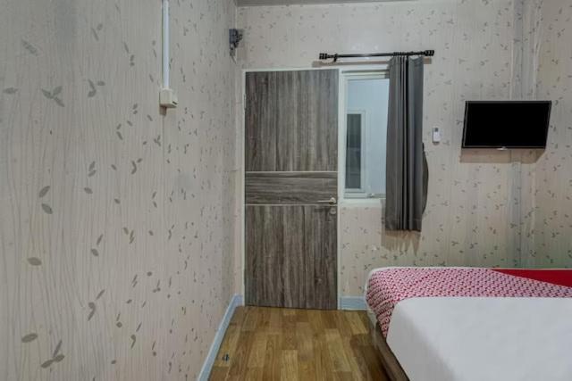 Super Oyo Capital O 3198 Sukomanunggal Inn Сурабая Экстерьер фото
