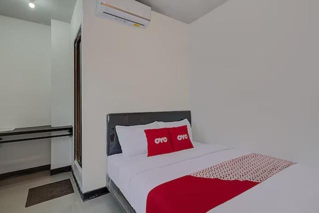 Super Oyo Capital O 3198 Sukomanunggal Inn Сурабая Экстерьер фото