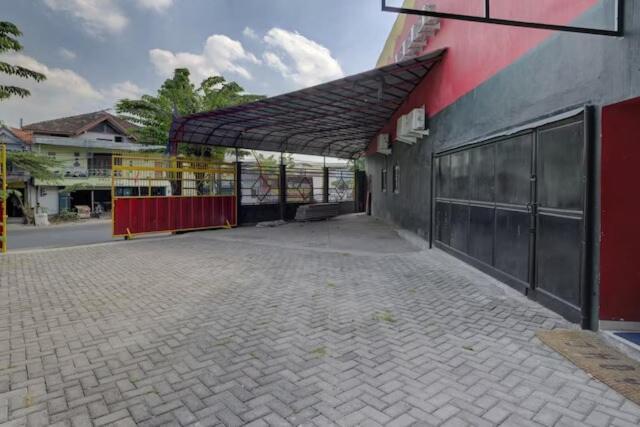 Super Oyo Capital O 3198 Sukomanunggal Inn Сурабая Экстерьер фото