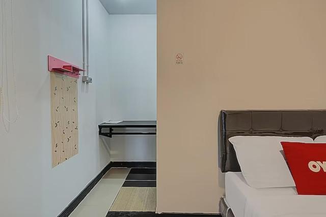 Super Oyo Capital O 3198 Sukomanunggal Inn Сурабая Экстерьер фото