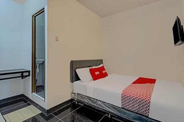 Super Oyo Capital O 3198 Sukomanunggal Inn Сурабая Экстерьер фото