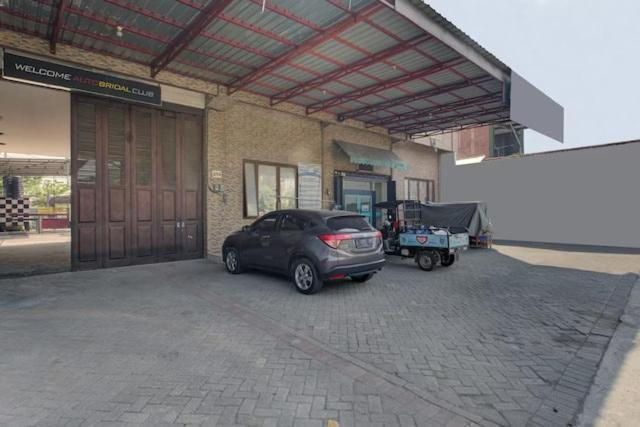 Super Oyo Capital O 3198 Sukomanunggal Inn Сурабая Экстерьер фото